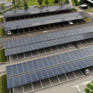 Solarstrom auf Parkplätzen: Studie Solarcarports in der Schweiz