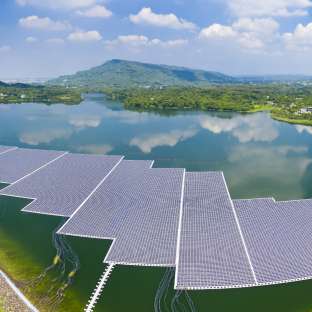 Schwimmende Solarkraftwerke auf Schweizer Seen.