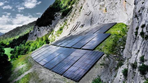 Photovoltaik-Anlage auf dem ehemaligen Steinbruch Felsberg (© Rhiienergie)